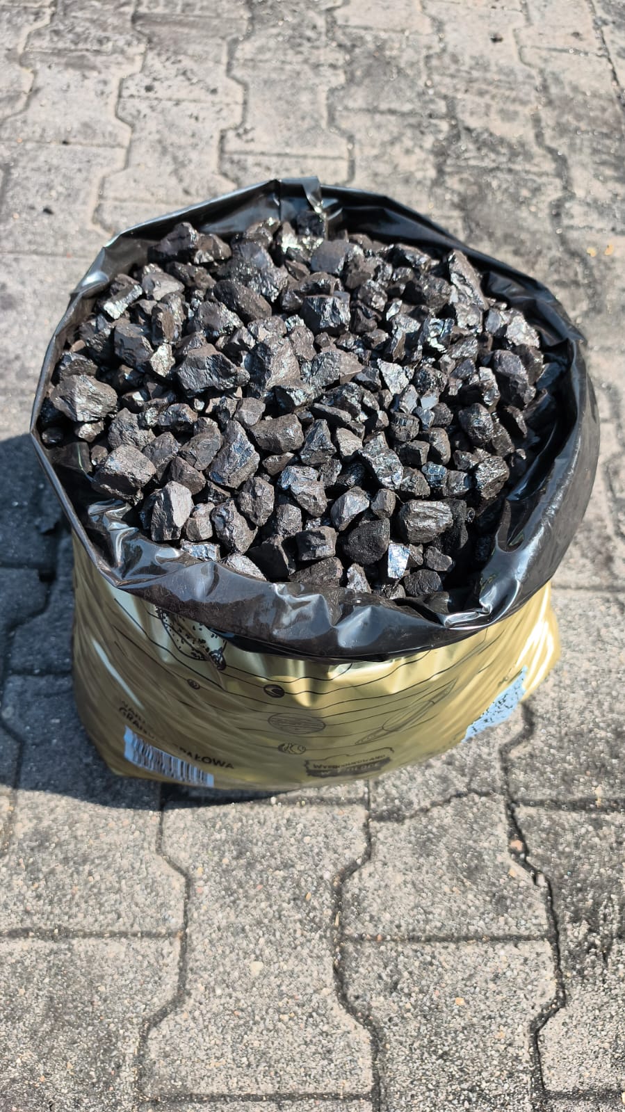 Groszek Ekosun w otwartym worku - widoczna frakcja węgla