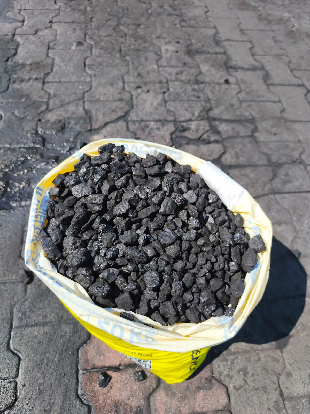 Groszek Jowisz w otwartym worku - widoczna frakcja węgla